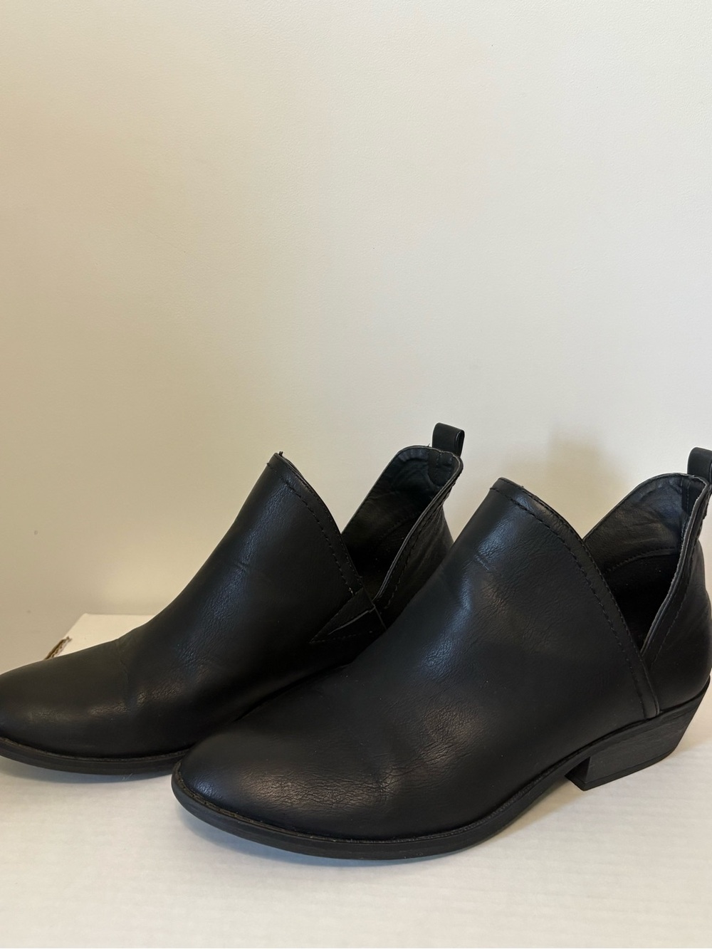 Universal Thread Nora V Cut Ankle Booties Black Faux Leather Size 8 slip on Low